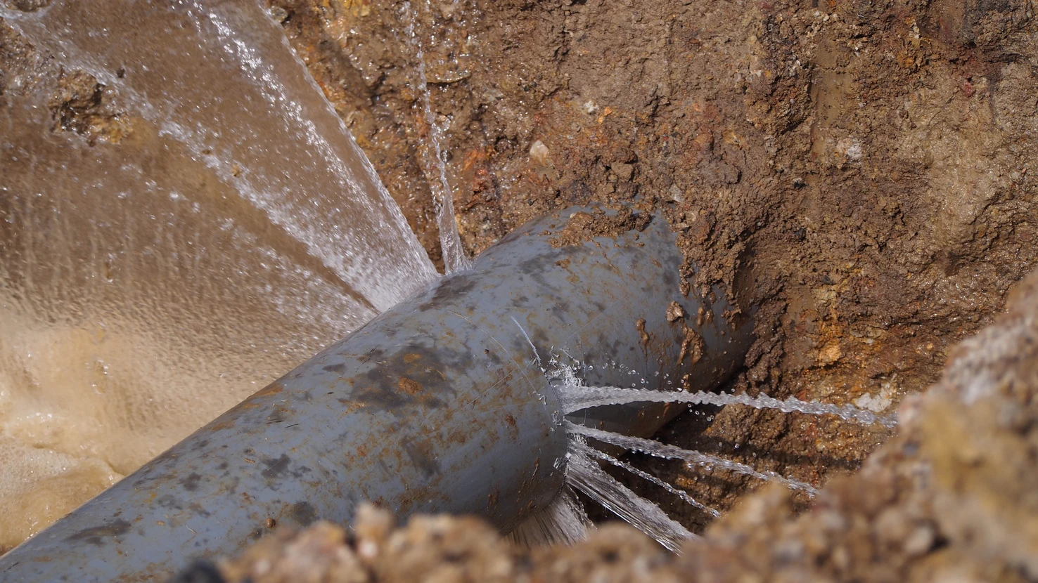 Chantier de travaux publics en extérieur avec canalisation endommagée
