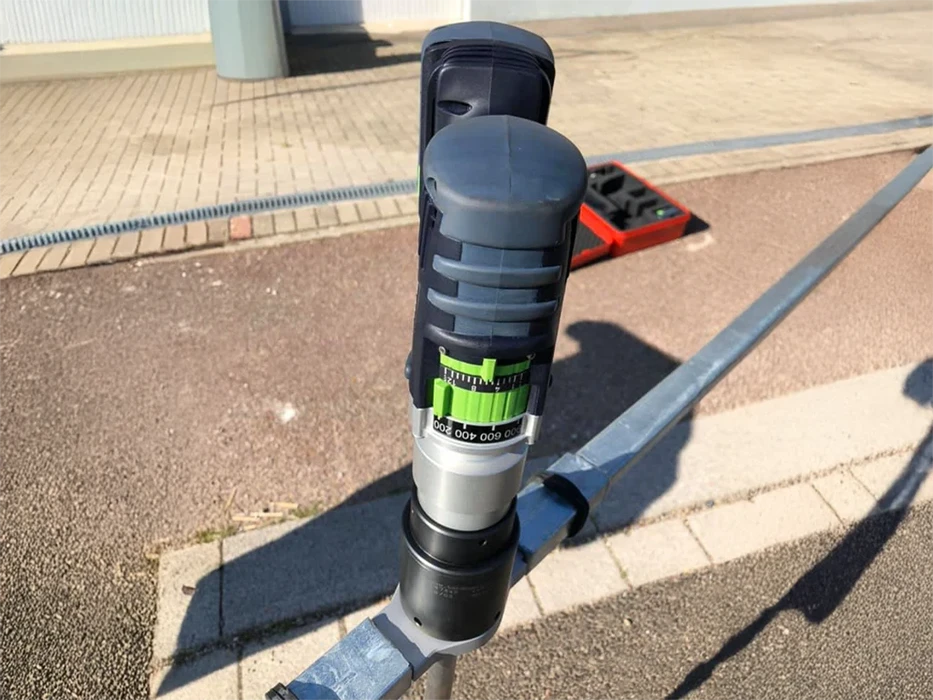Scène extérieure urbaine avec technicien utilisant équipement de mesure sur voirie