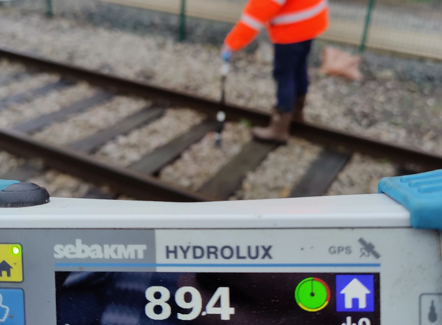 Intérieur de laboratoire avec conteneur métallique professionnel posé sur surface orange