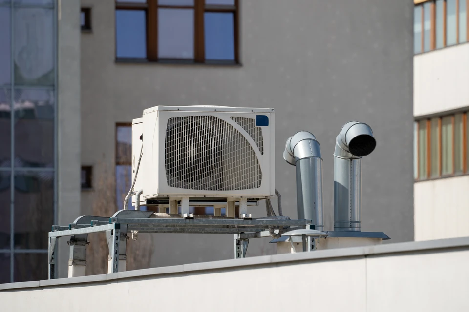 Ingénieur sous contrôle de l'industrie soufflerie d'eau réfrigérée unité d'air climatiseur est aération tour de refroidissement air refroidisseur HVAC système de grand bâtiment industriel pour contrôler le système d'air